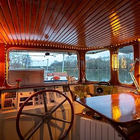 Bateau Peniche Au Coeur De