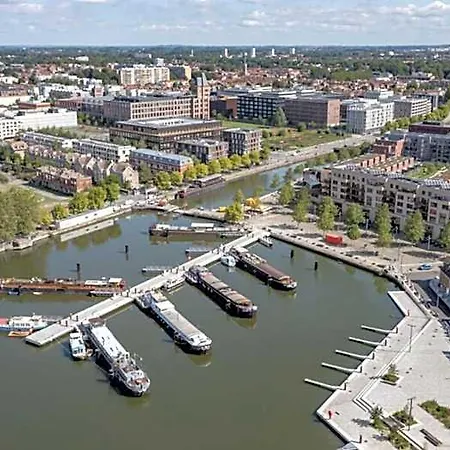 Bateau Peniche Au Coeur De